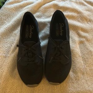 Woman’s size us 9 Skechers shoes